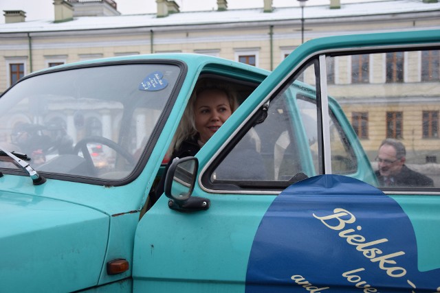 Suwałki. Maluch, czyli fiat 126p dla Toma Hanksa odjechał z Suwałk do Bielska-Białej