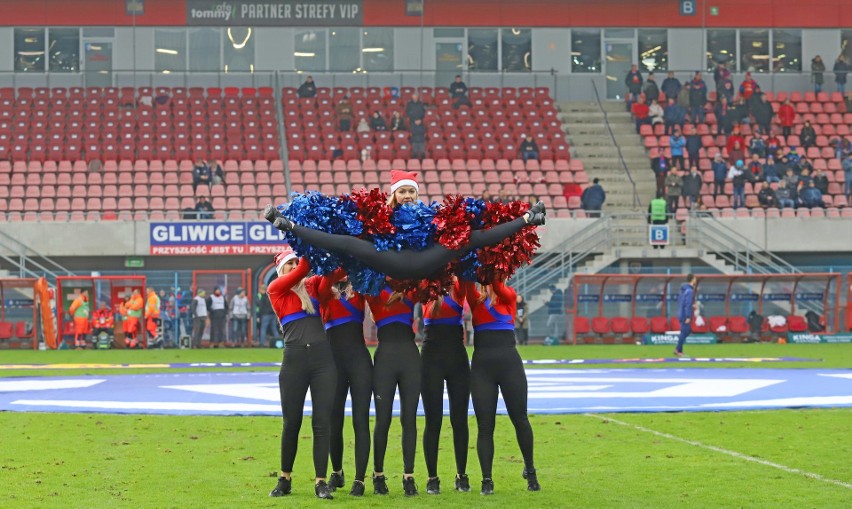 Cheerleaderki na meczu Piasta w Gliwicach