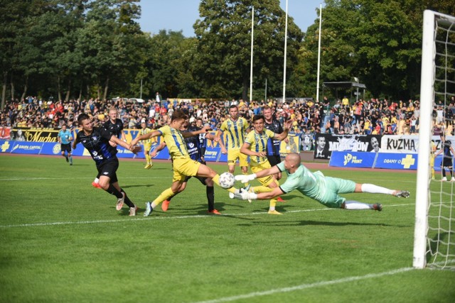 Derby Elana - Zawisza były emocjonujące i przyniosły cztery gola. Na trybunach trwała tez walka na gardła pomiędzy fanami obu zespołów.