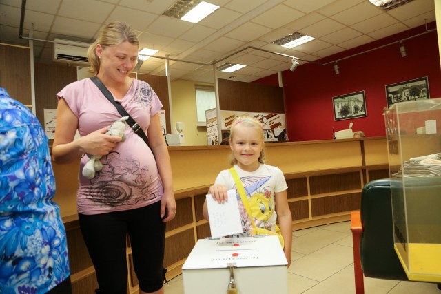 Ostatnio nasze biuro loterii odwiedziła 5-letnia Maja Hendożko z mamą Ewą. Bardzo liczą na wygraną.