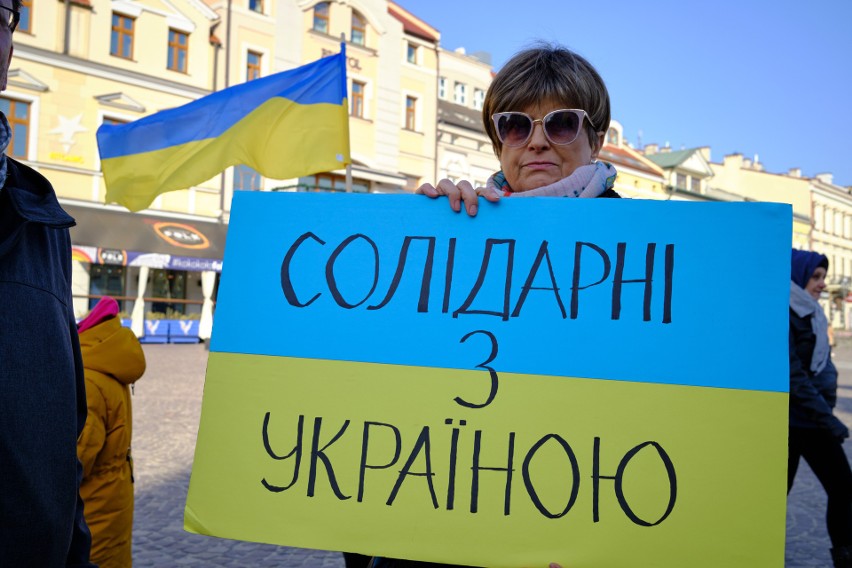 Nigdy więcej wojny! Solidarni z Ukrainą. Manifestacja na rzeszowskim Rynku [ZDJĘCIA]