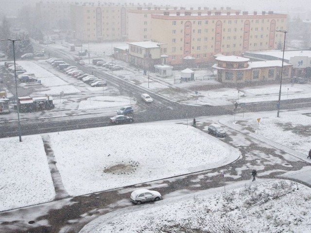 Zima w Słupsku już się zaczęła. Na ulice wyjechały pierwsze pługopiaskarki.