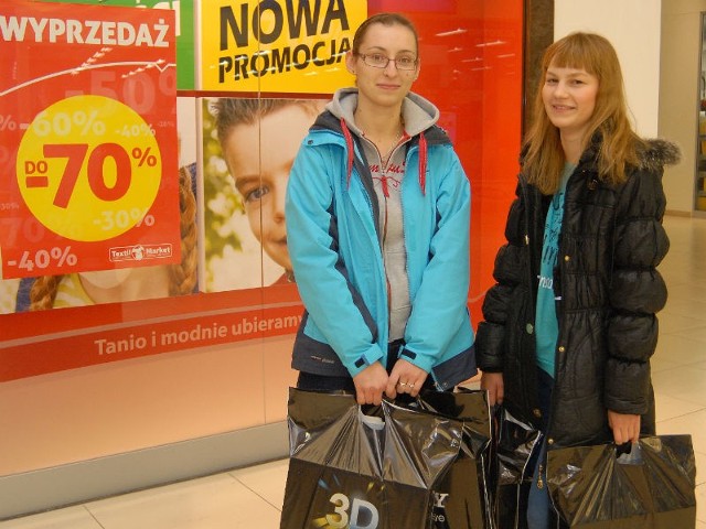 Styczeń to dobry miesiąc na tanie zakupy. Na zdjęciu Magdalena Wacnik i Anna Stącel, które spotkaliśmy podczas zakupów w galerii Nowy Świat.