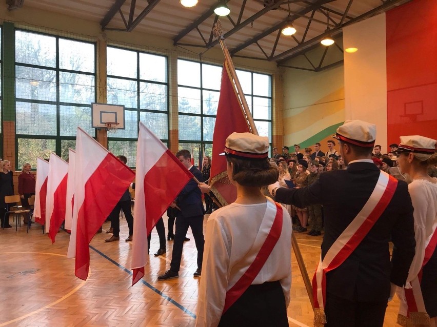 Szkoła do Hymnu - tak zaśpiewali w II Liceum Ogólnokształcącym w Sandomierzu (ZDJĘCIA)  