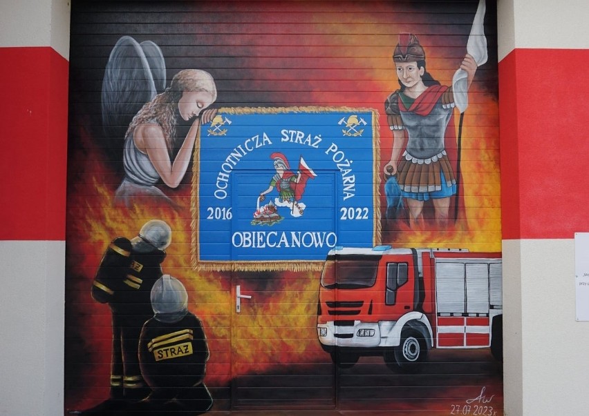 Mural strażacki w Obiecanowie. Mural powstał na drzwiach garażowych Ochotniczej Straży Pożarnej