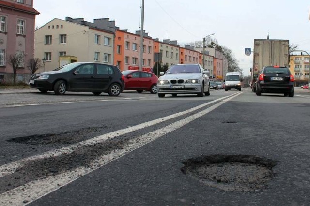 Wiele dziur znajduje się w tych samych miejscach, gdzie jesienią prowadzone były remonty.