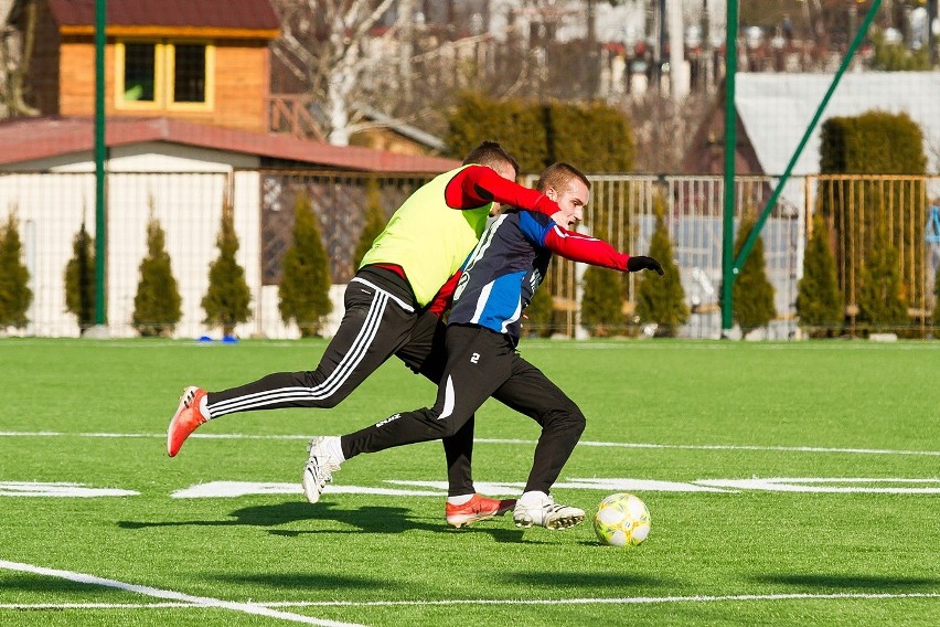 Korona Rzeszów pokonała w sparingu Ekoball Stal Sanok 2:0....