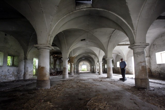 rzed laty dom niczym pałacyk, potem obora. Później pustostan. Takie posesje też jeszcze mogą zmienić się w luksusowe mieszkania