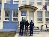 Włamał się do saloniku prasowego w Toruniu i dokonał kradzieży. Policjanci już go zatrzymali [zdjęcia]