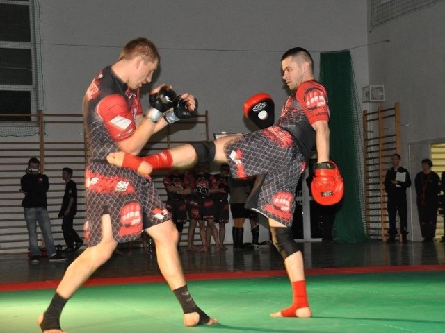 29 maja podczas seminarium w Stąporkowie będzie można zapoznać się z różnymi stylami walki. Z prawej opiekun tutejszej sekcji MMA Marcin Kij.