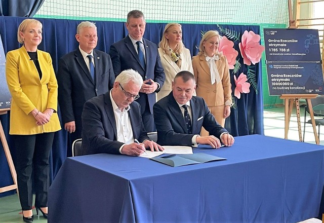 Umowę na budowę boiska przy szkole w Rzeczniowie podpisali od lewej: Wiesław Radziejowski z firmy Rad-Bud oraz wójt Karol Burek.