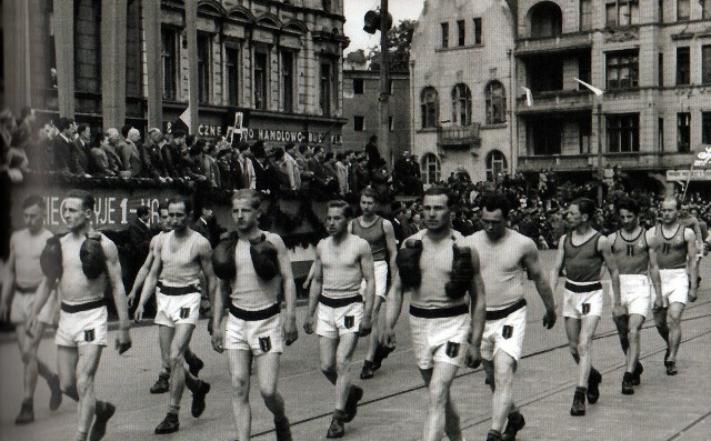 Rok 1948. Parada bokserów.