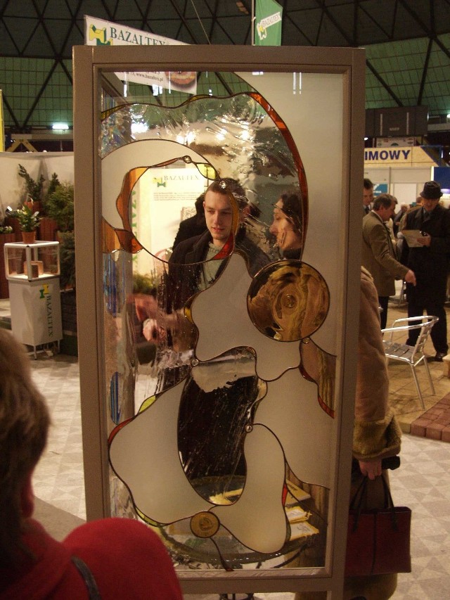 Ozdobą drzwi, okien lub ścian mogą być specjalne przegrody z efektownie rzeźbionego i zdobionego szkła.