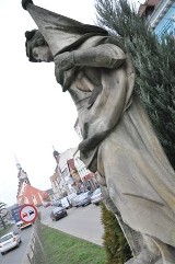 Niemodlin: figura św. Floriana i stary dąb do liftingu