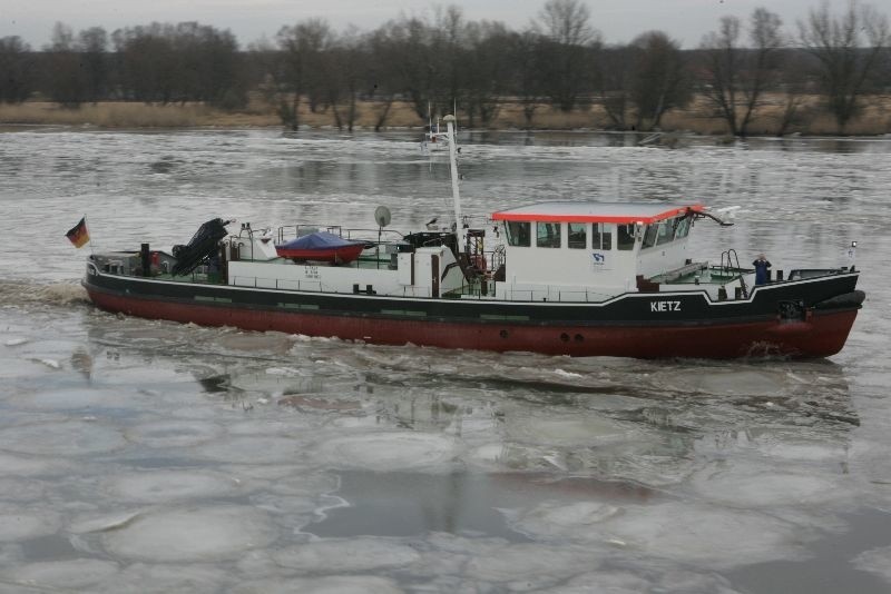 Pięć lodołamaczy kruszyło lód na Odrze. W piątek 7 lutego...