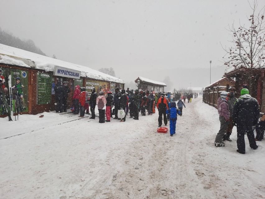 Ośrodek narciarski w Bałtowie przeżywa oblężenie. W sobotę w Szwajcarii Bałtowskiej ogromne kolejki. Zobaczcie zdjęcia i film