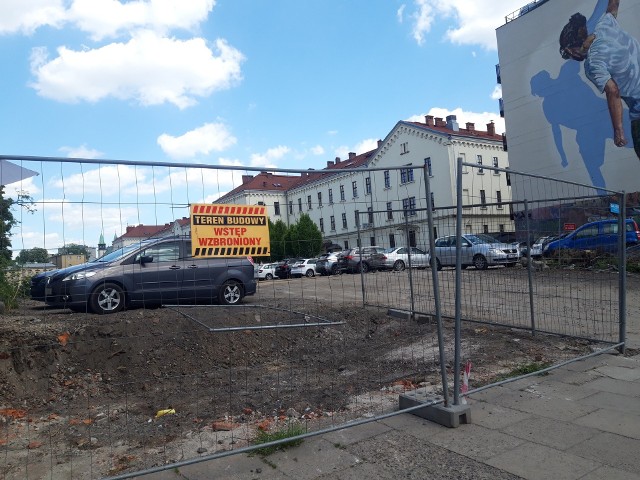 Przy ul. Karmelickiej w miejscu parkingu budują park, a niektórzy nadal traktują to miejsce jako parking.