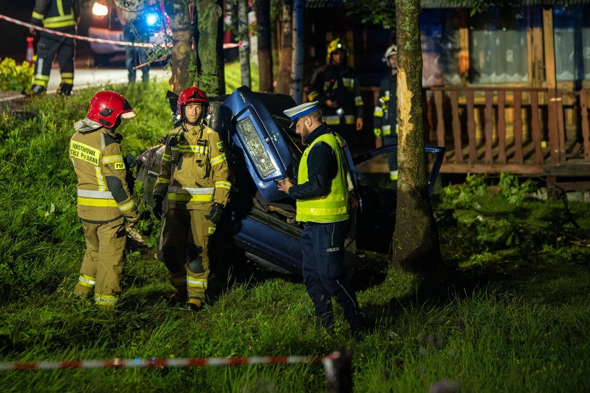 Podhale. Nocny wypadek na zakopiance. Auto wjechało w drzewo. Jedna osoba została ranna 