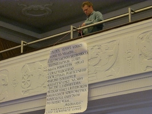 Plakat wywieszony na balkonie sali obrad przez Wojciecha...