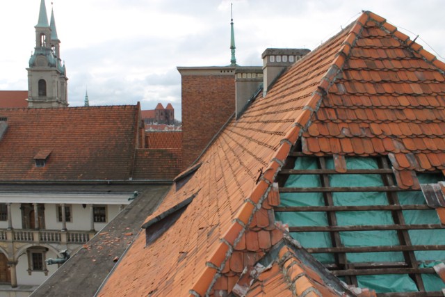 Utrzymywany przez ministerstwo, województwo opolskie i powiat brzeski zamek nie miał pieniędzy na załatanie dachu.