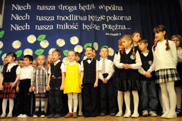 Przedszkolaki z tarnobrzeskiej "trzynastki&#8221; zaprezentowały krótki program artystyczny opowiadający o życiu i pontyfikacie Jana Pawła II.