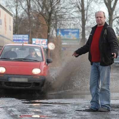 Artur Bernolak codziennie dojeżdża do pracy po wertepach, często także przez wodę. Tą drogą po prostu nie da się przejść sucha stopą.