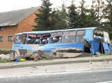 Wypadek w Chojnie. Ciężarówka zderzyła się z autobusem PKS. Rannych 17 osób! [ZDJĘCIA]
