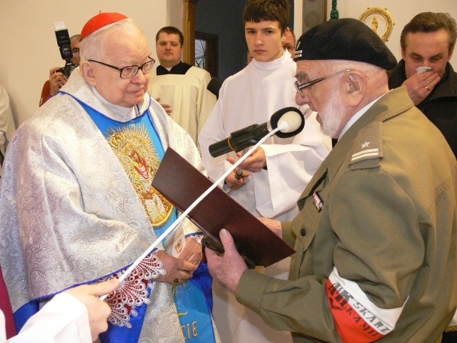 Henryk Czech ze Światowego Związku Żołnierzy Armii Krajowej składa życzenia kardynałowi Henrykowi Gulbinowiczowi.