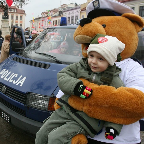 Policyjny Miś - maskotka rozdawał dzieciom prezenty.