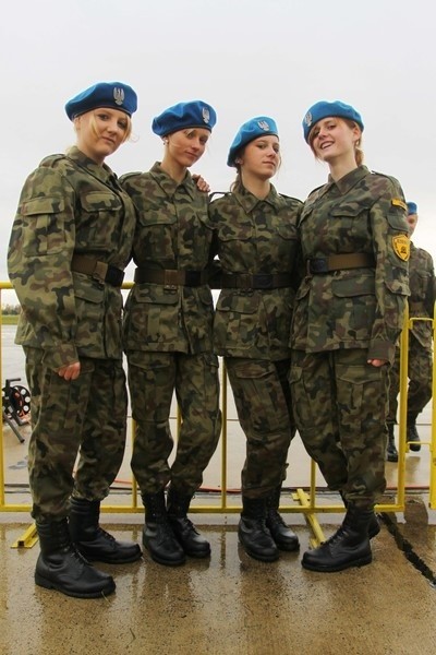 - Lubimy wojsko - zapewniały słuchaczki ZDZ, od lewej: Kamila Grabowska, Dominika Molendowska, Klaudia Marek i Ilona Kosiór.