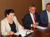 Starostwo powiatowe w Radomsku: podpisana umowa na dofinansowanie remontu w ZSP w Przedborzu. ZDJĘCIA