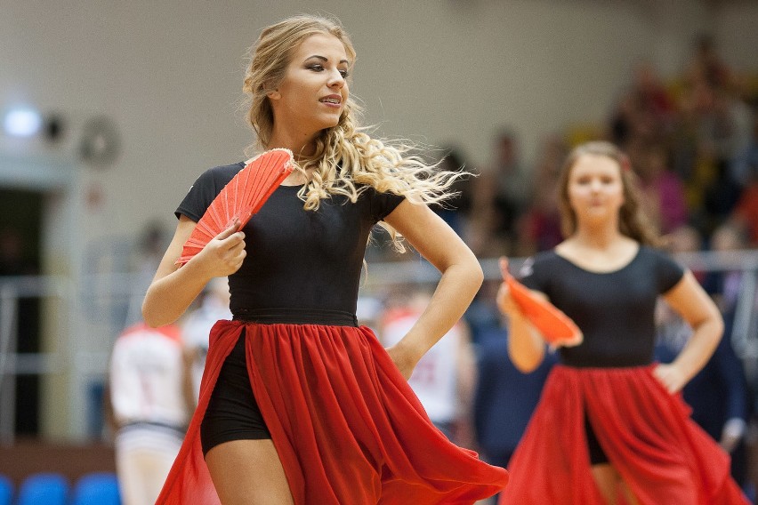 Cheerleaders Energa Maxi uatrakcyjniają każde spotkanie...