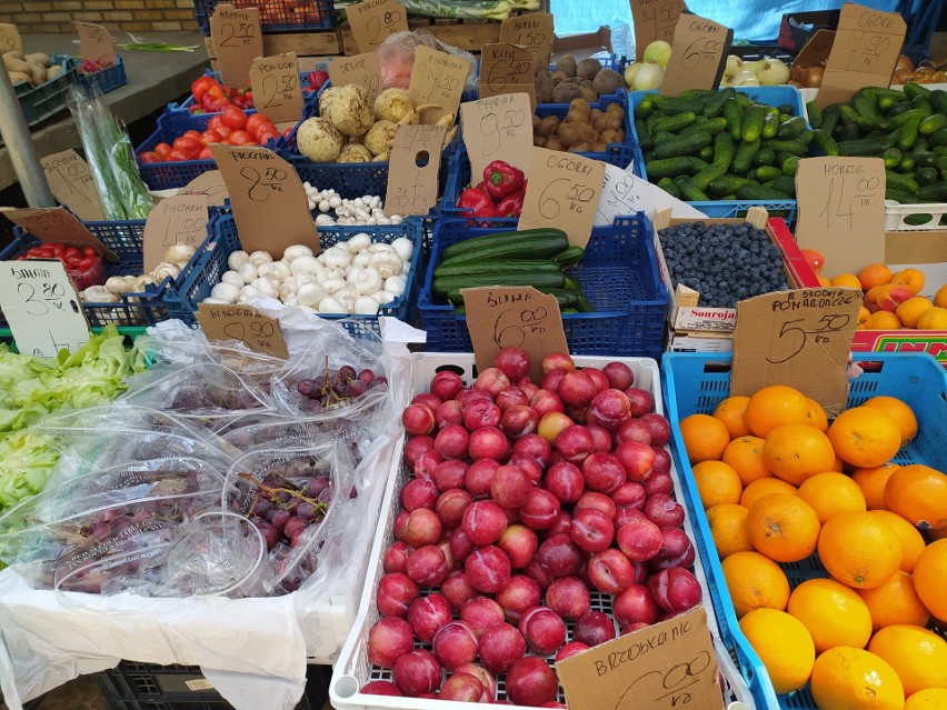 Na bazarze przy "Opałku" był szeroki wybór warzyw i owoców....