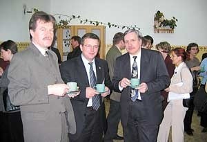 Od prawej: prof. Jerzy Eisler ze starostą Tadeuszem Legackim i wiceburmistrzem Jerzym Pawluczukiem
