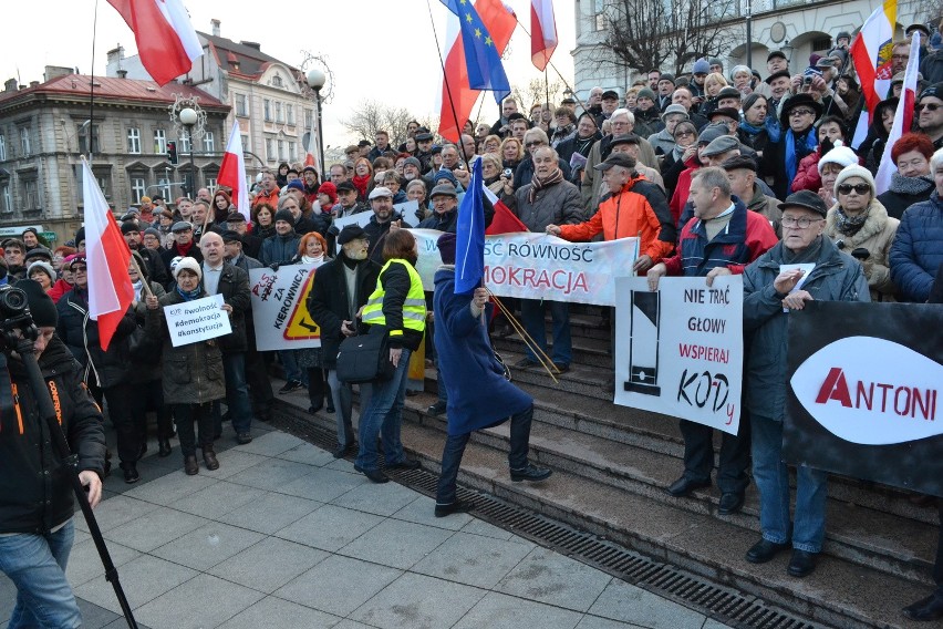 Manifestacja Komitetu Obrony Demokracji w Bielsku-Białej [ZDJĘCIA, WIDEO]