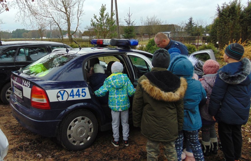 Spotkania z policjantem w szkole w Zawadach w gminie Baranowo