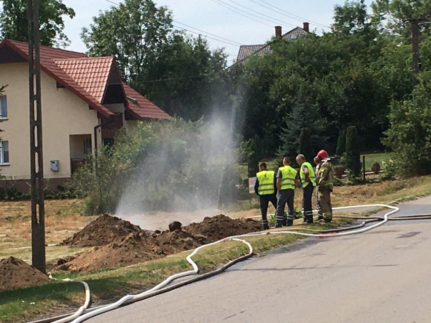 W gminie Nowiny koparka uszkodziła gazociąg. Ewakuowano ludzi, służby w akcji [WIDEO, ZDJĘCIA]