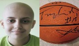 W niedzielę w Staszowie festyn. Kolejne unikatowe gadżety trafiły na licytację dla Michała Podymy. Jest piłka z autografem koszykarza NBA 