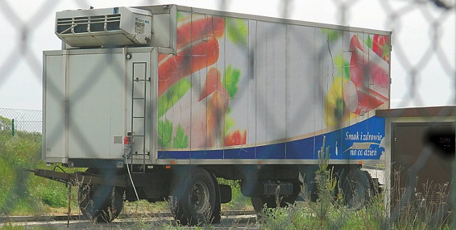 Przyczepa nie była podłączona do zasilania. Wewnątrz znajdowały się odpady medyczne. Tego pojazdu na wysypisku w Nowym Świecie nie powinno być.