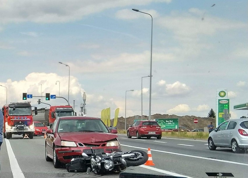 Wypadek w Modlnicy. Na drodze krajowej samochód najechał na motocykl