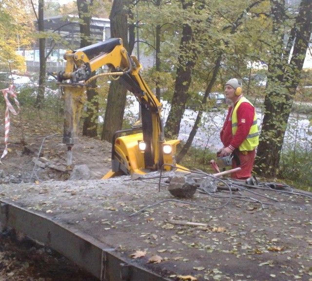 Pan Darek obsługuje właśnie maszynę służącą do kucia betonu.