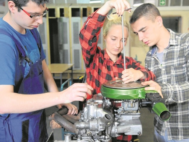 Obecnie w zasadniczych szkołach zawodowych kształcą się mechanicy samochodowi.  Od września będą mogli się w nich uczyć też ci, którzy zechcą zdobyć zawód kierowcy-mechanika.