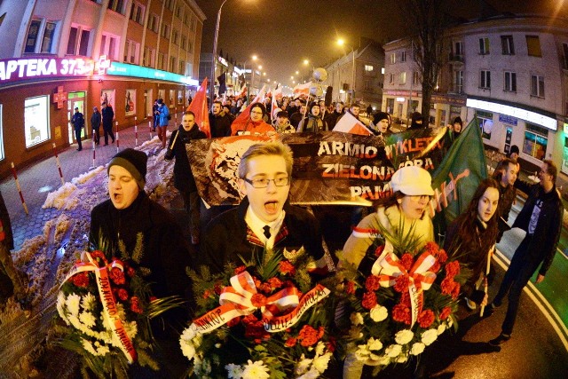 Autor: (mk), (m. korn)We wtorek, 1 marca w Zielonej Górze, Młodzież Wszechpolska zorganizowała Marsz Pamięci Żołnierzy Wyklętych. Pochód rozpoczął się punktualnie o godz. 19.00 na pl. Bohaterów Westerplatte, a zakończył pod pomnikiem Żołnierzy Wyklętych, gdzie wygłoszono przemówienia oraz złożono kwiaty. Wzięło w nim udział blisko 500 osób. Podczas marszu dało się usłyszeć takie hasła jak „Cześć i chwała bohaterom”, „Silny naród, jedna ojczyzna”, ”Armio wyklęta, Zielona o was pamięta” czy „Raz sierpem, raz młotem czerwoną hołotę”, które od czasu do czasu były zagłuszane przez doniosły huk petard.