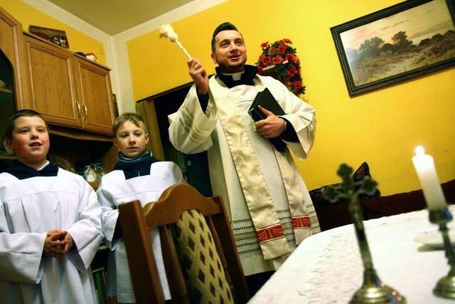 Ksiądz Dariusz Pukalski z wizytą duszpasterską był wczoraj u blisko 30 rodzin z parafii św. Jakuba