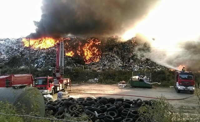 Studzianki. Pożar wysypiska śmieci gminy Wasilków gasi kilkanaście zastępów straży pożarnej