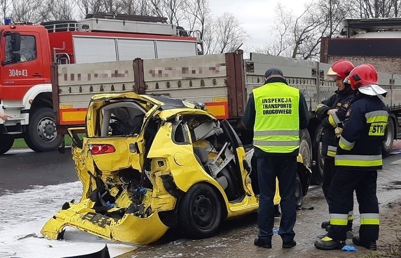 Wypadek w Cieszycach. Seat zmiażdżony, pasażerka w ciężkim stanie [ZDJĘCIA]