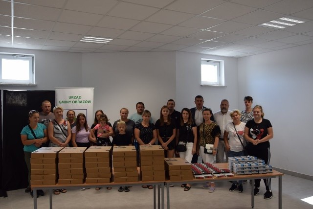 Ponad 30 laptopów wraz z niezbędnym oprogramowaniem trafiło do rodzin z terenu gminy Obrazów.