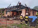 Pożar domu w Kowańczu koło Karlina. Sześć zastępów straży pożarnej walczyło z ogniem [ZDJĘCIA]
