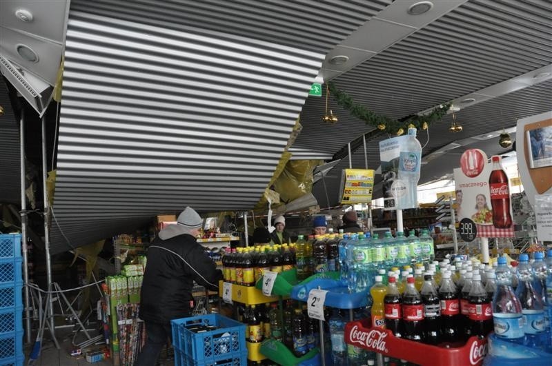 Supermarket z zawalonym dachem