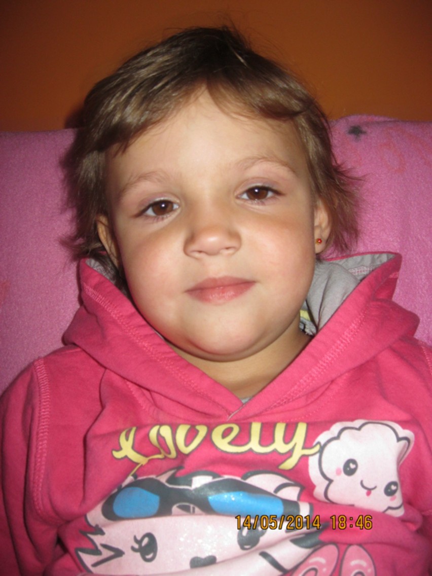 42.	Nikola Piotrowska ma 4 lata. Mieszka w Brucelach. Lubi...